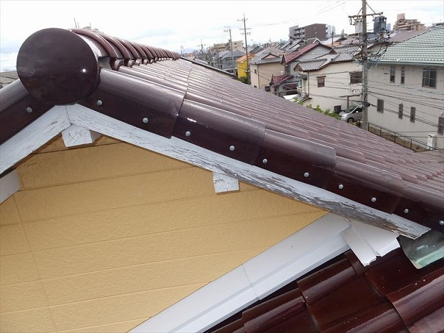 屋根の端部の瓦を釘で固定している